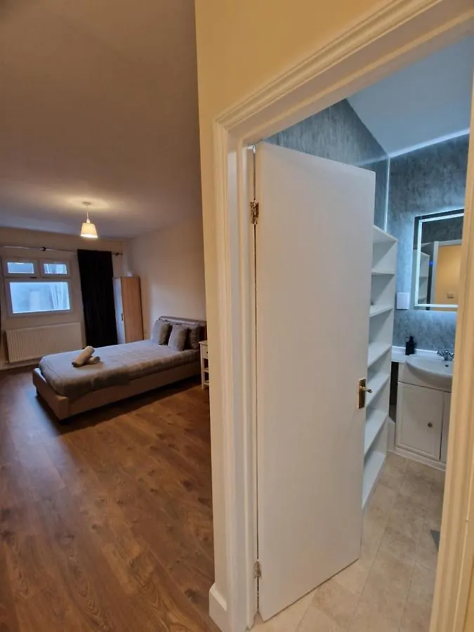 Affordable Rooms In Shared Flat, London Bridge Homestay