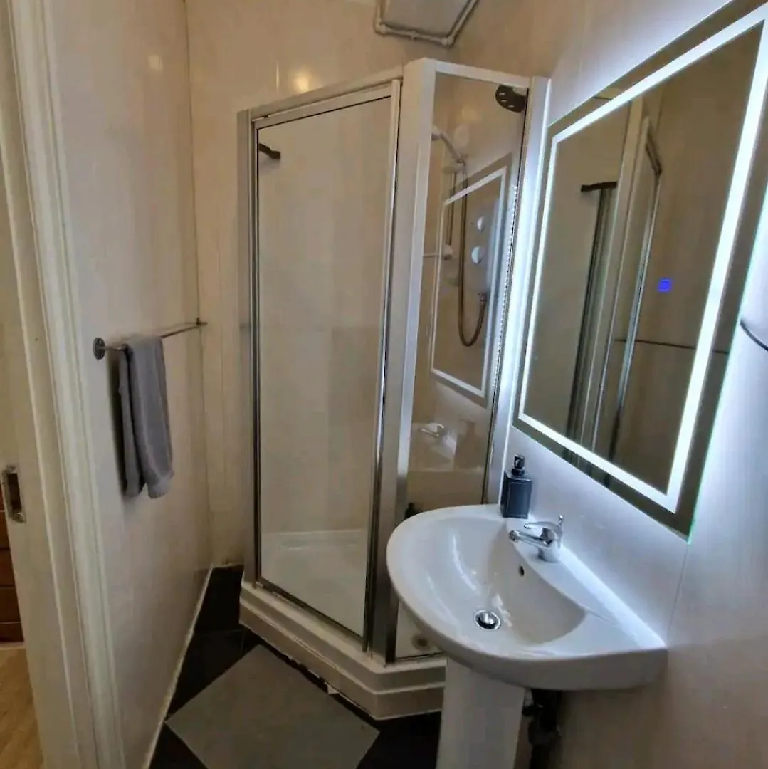 Affordable Rooms In Shared Flat, London Bridge 0*,